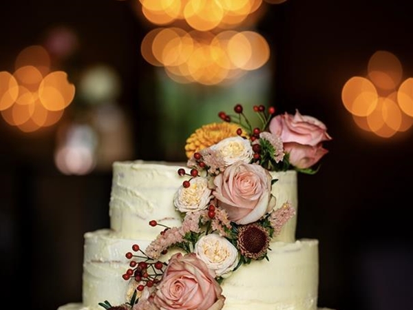 Bruidstaart verse bloemen stapel